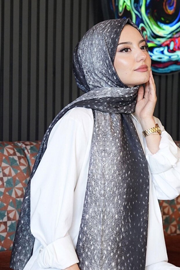 شال من القطن الناعم باللون الأزرق الداكن بنمط سيلاين