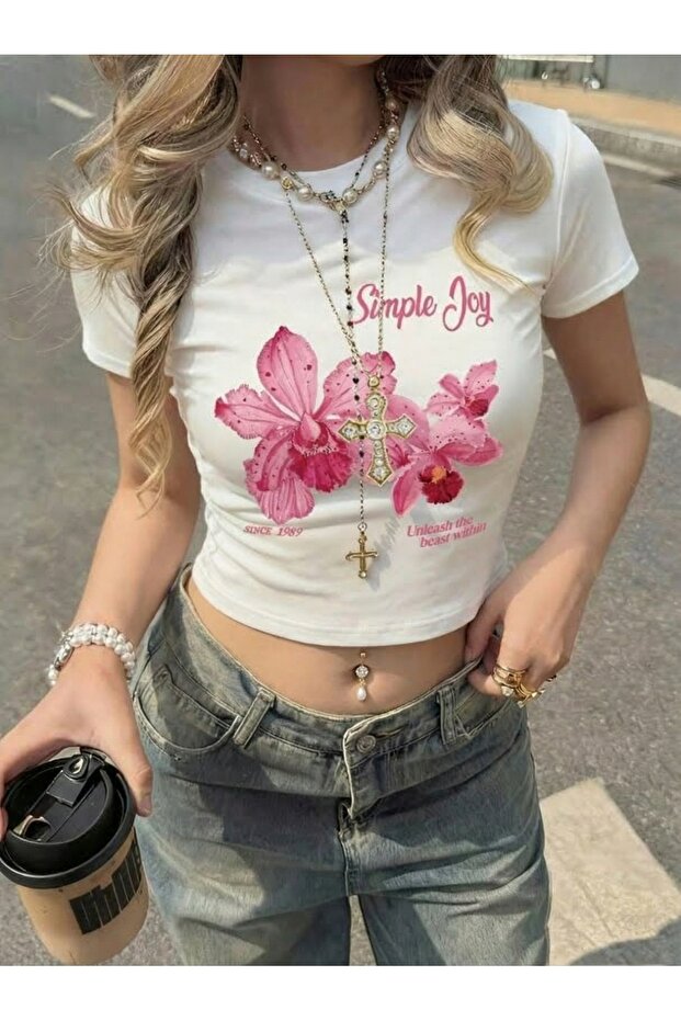 تيشيرت نسائي أبيض بسيط مطبوع عليه Simple Joy ذو رقبة دائرية وقصة ضيقة