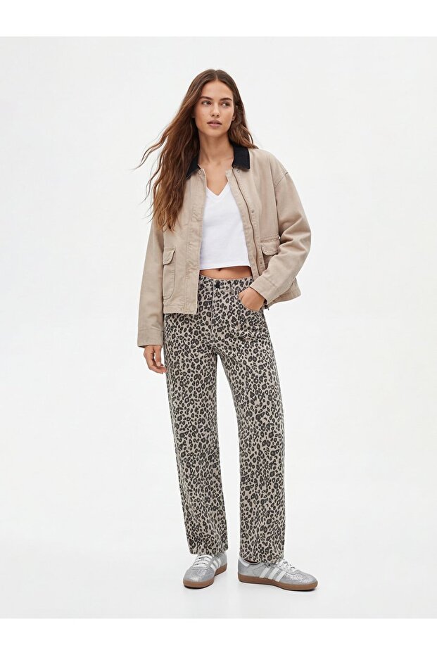 Beige Jacket with Shirt Collar and Zipper Pockets