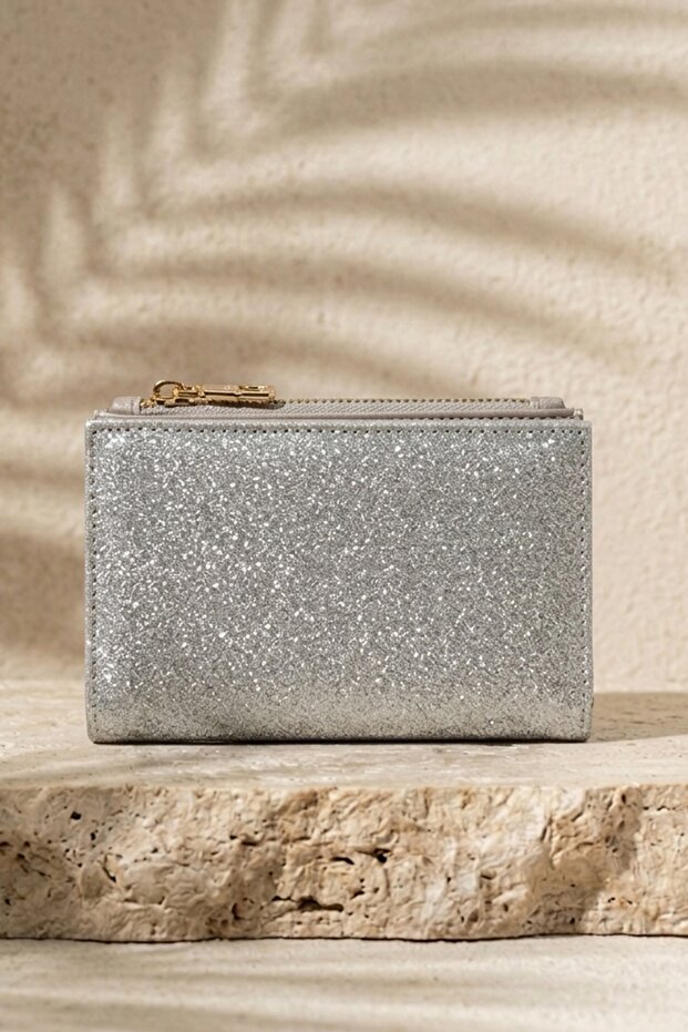 محفظة نسائية أنيقة مزينة بالترتر باللون الفضي