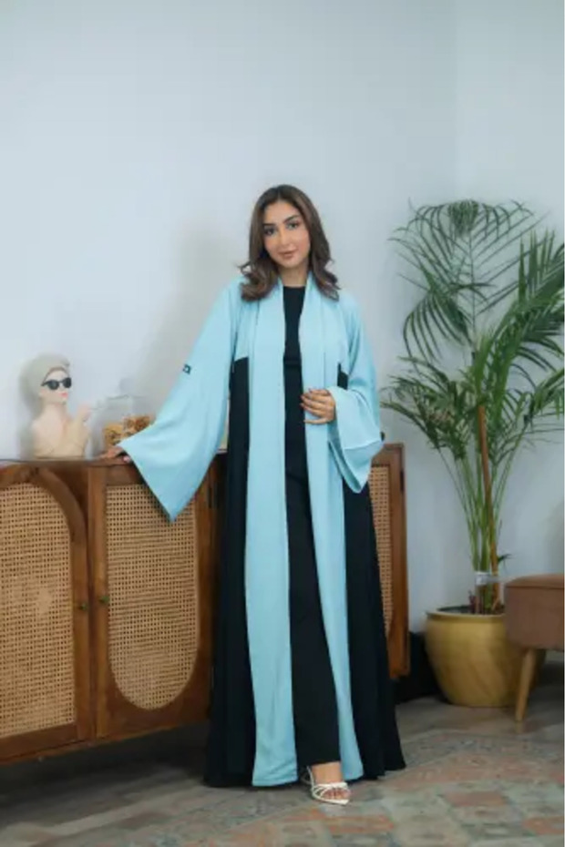 عباية بلاك بيري مع حرير أزرق سماوي