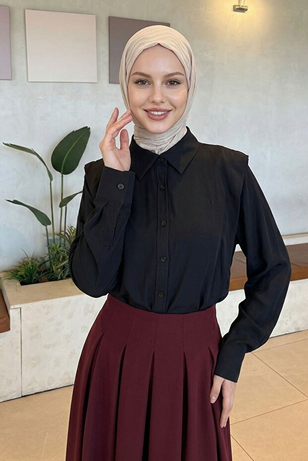 قميص أسود مضلع