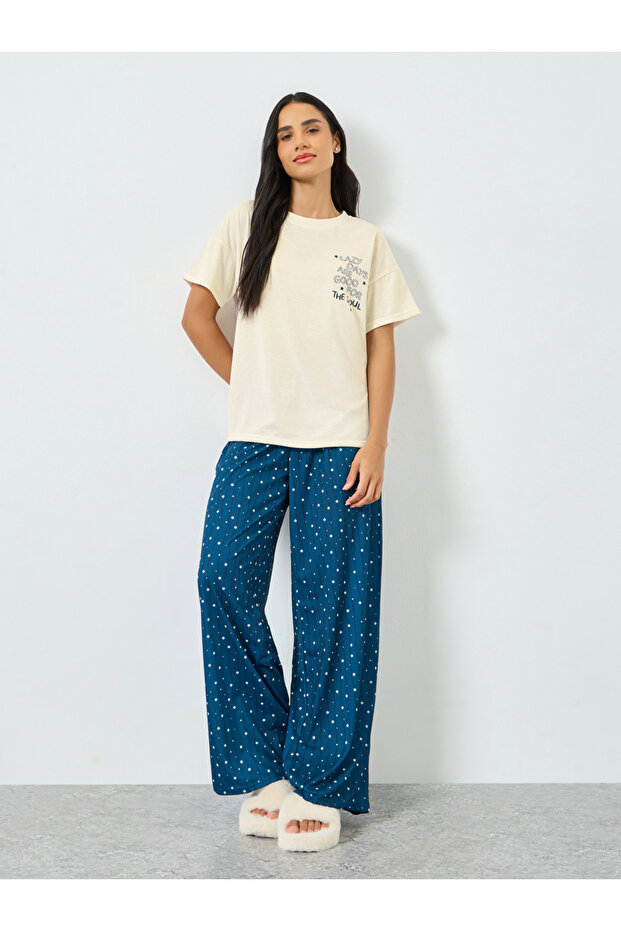 طقم تي شيرت بأكتاف منسدلة وبيجامة بنقشة النجوم بتصميم Lazy Days Slogan