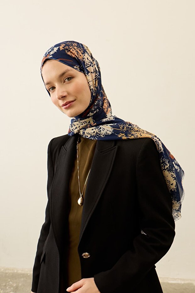 شال من سلسلة آيا بنمط الأوراق