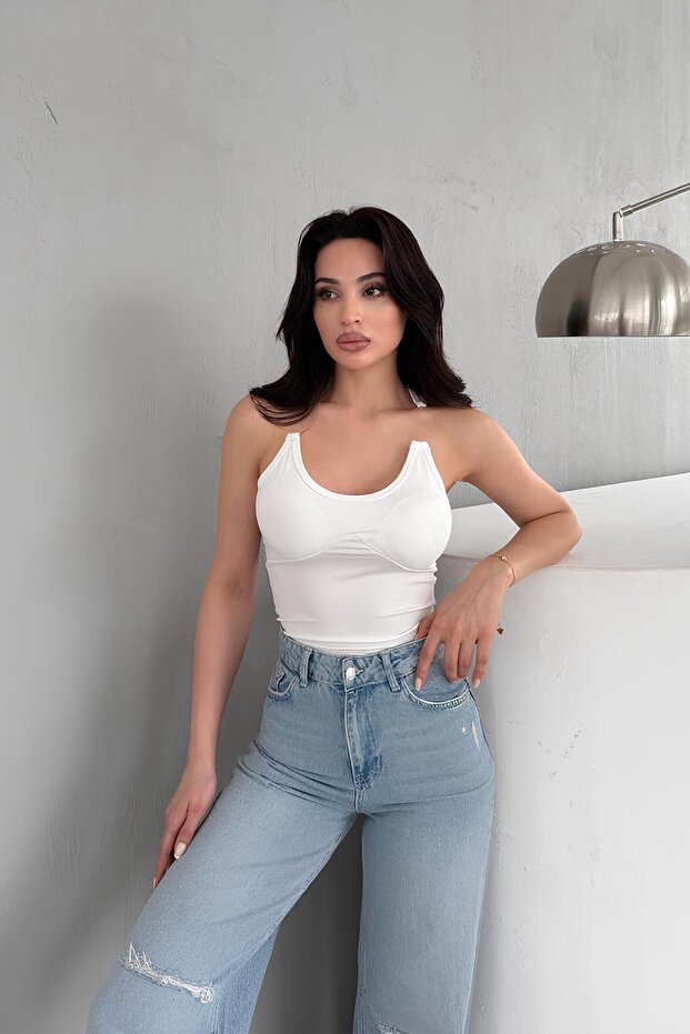 بلوزة بيضاء بتفاصيل كأسية وحزام على شكل شبح