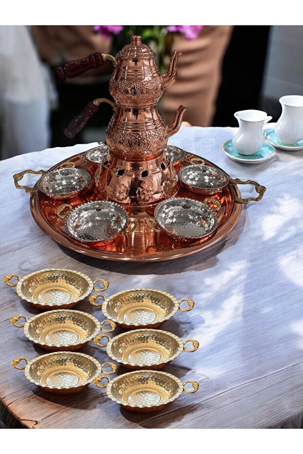 طقم إفطار مع وعاء شاي نحاسي وصينية تقديم طعام
