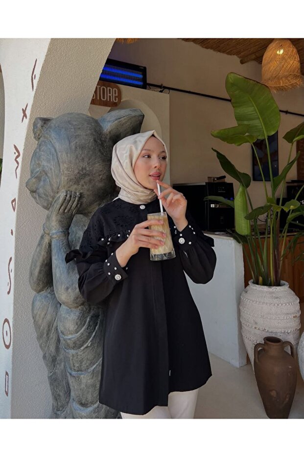 تونيك أنيق مع صفائح أمامية مخفية، وكشكشة، وتفاصيل مطرزة.