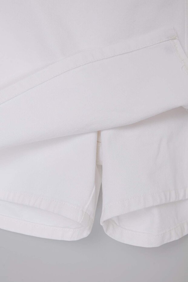 Beyaz Yüksek Bel Yırtmaçlı %100 Pamuk Non-Stretch Büyük Beden Denim Şort Etek TBBSS26AP00020 - 7