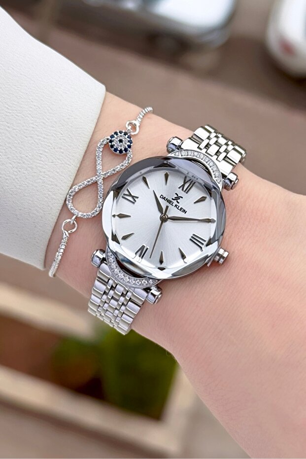 Metallic Color 2 Year Warranty 30 mm Women's Wristwatch