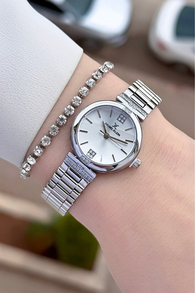 Metallic Color 26 mm Women's Wristwatch with 2 Years Warranty