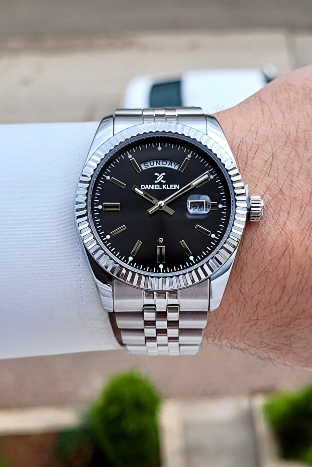 42 mm Men's Wristwatch with Black Dial and Metallic Color 2 Years Warranty