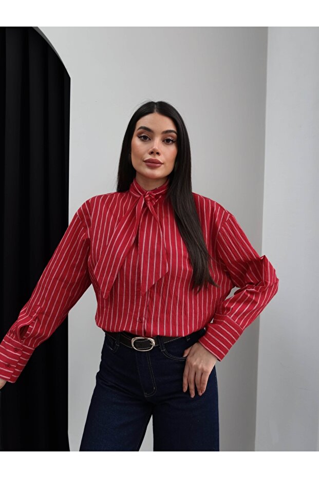 قميص مخطط بياقة على شكل وشاح
