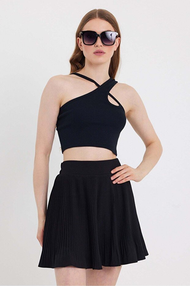 Woman's Strappy Crop Camisole Black