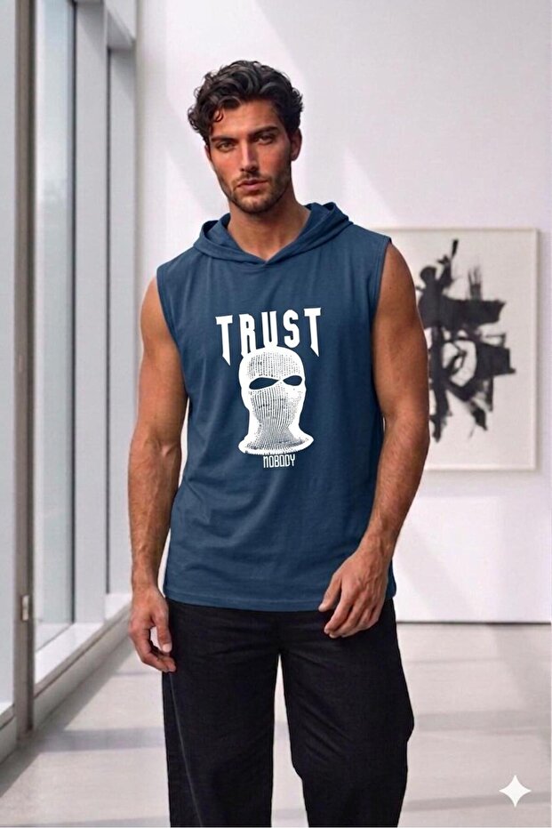 تيشيرت رجالي بدون أكمام بقلنسوة باللون الأزرق البترولي مطبوع عليه Trust