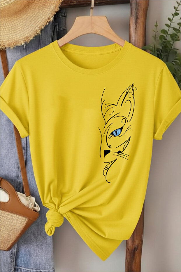 Blue Eyed Cat Minimal Design Printed Women's Cotton T-Shirt