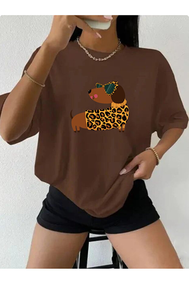 تي شيرت نسائي أساسي بأكمام قصيرة مطبوع عليه DACHSHUND LONG LEOPARD DOG