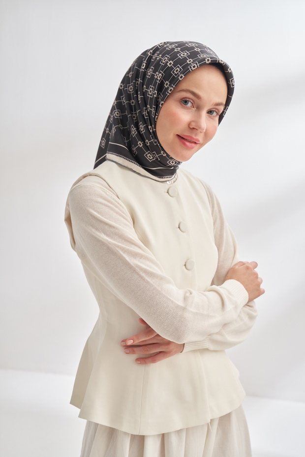 وشاح حرير منقوش من VELA - أسود