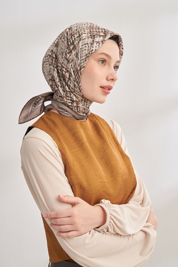 وشاح حرير منقوش من كايا - مينك
