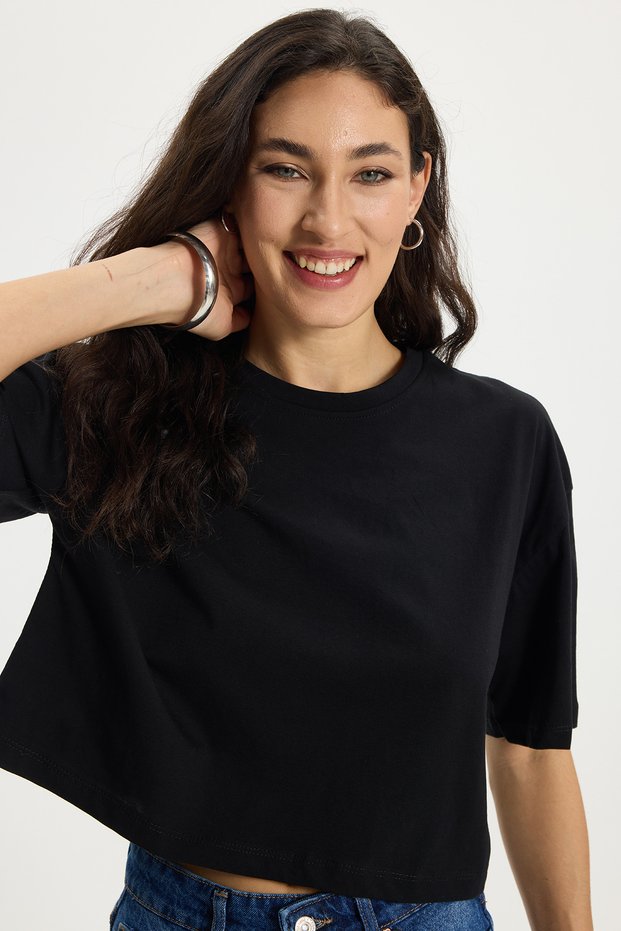Women's slim fit 100% cotton short sleeve crew neck black crop t-shirt