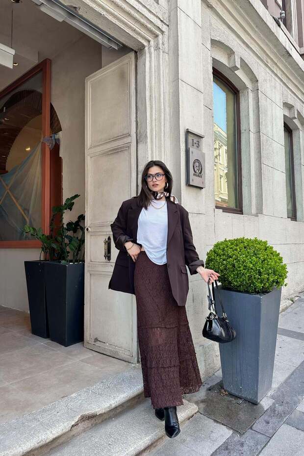 تنورة ميدي مبطنة بالدانتيل باللون البني الداكن