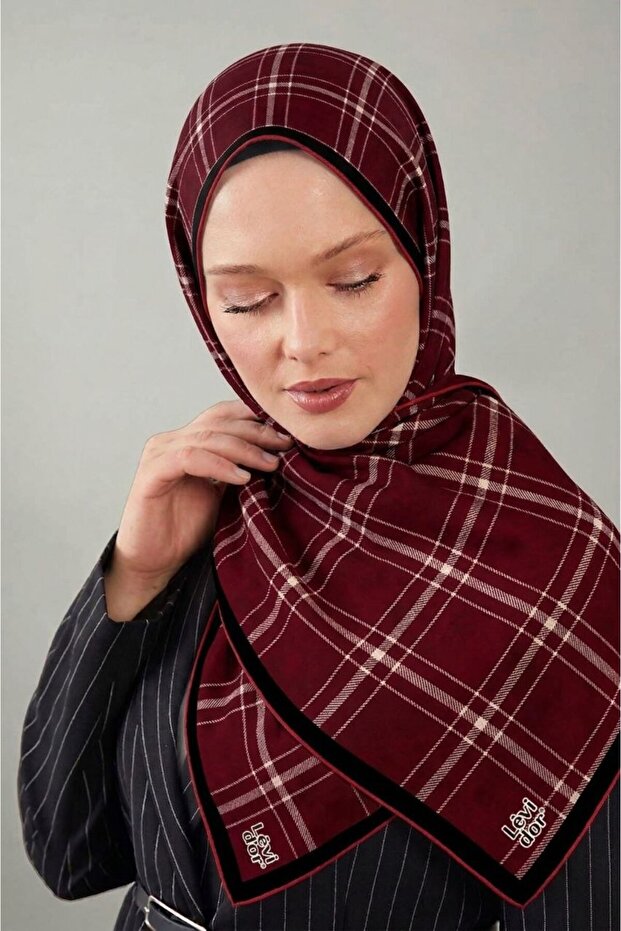 وشاح كريستالي لامع بنمط مربعات مخططة ومنقوشة