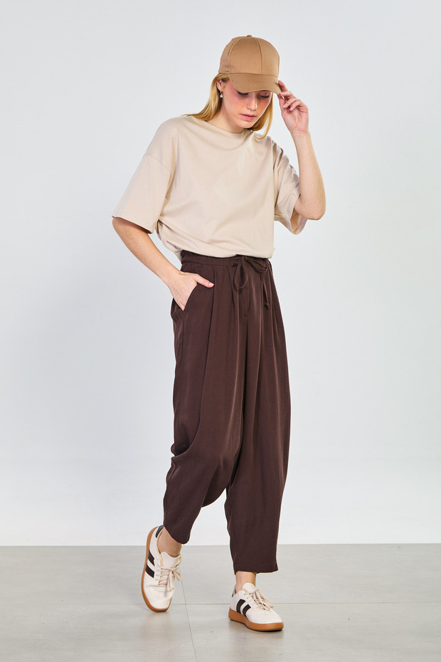 Women's drawstring waist carrot pants - bitter brown