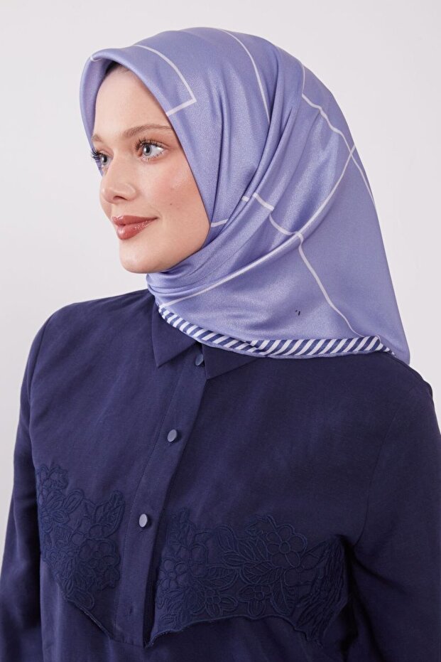 وشاح كريستالي لامع بنمط مخطط