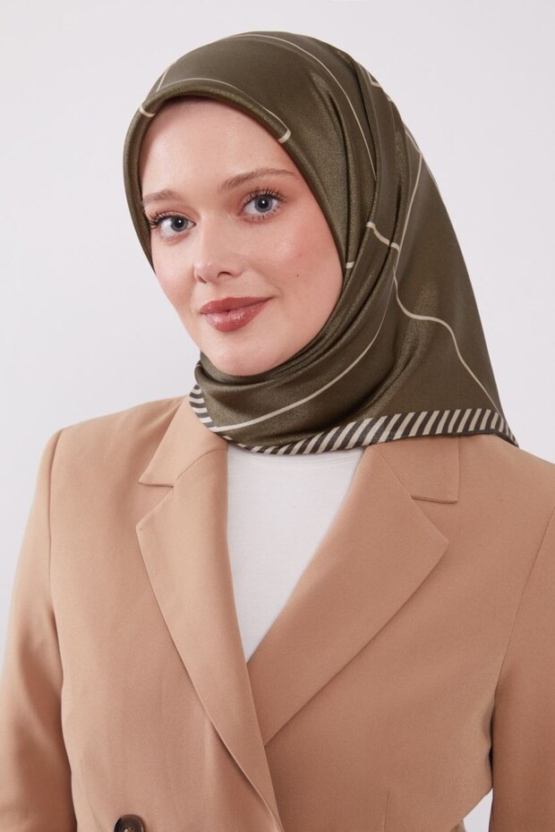 وشاح كريستالي لامع بنمط مخطط