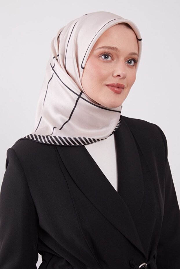 وشاح كريستالي لامع بنمط مخطط