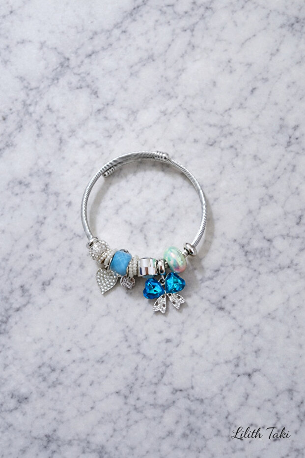 Charm Bracelet with Blue Stones and Figures – Modern and Eye-Catching Style