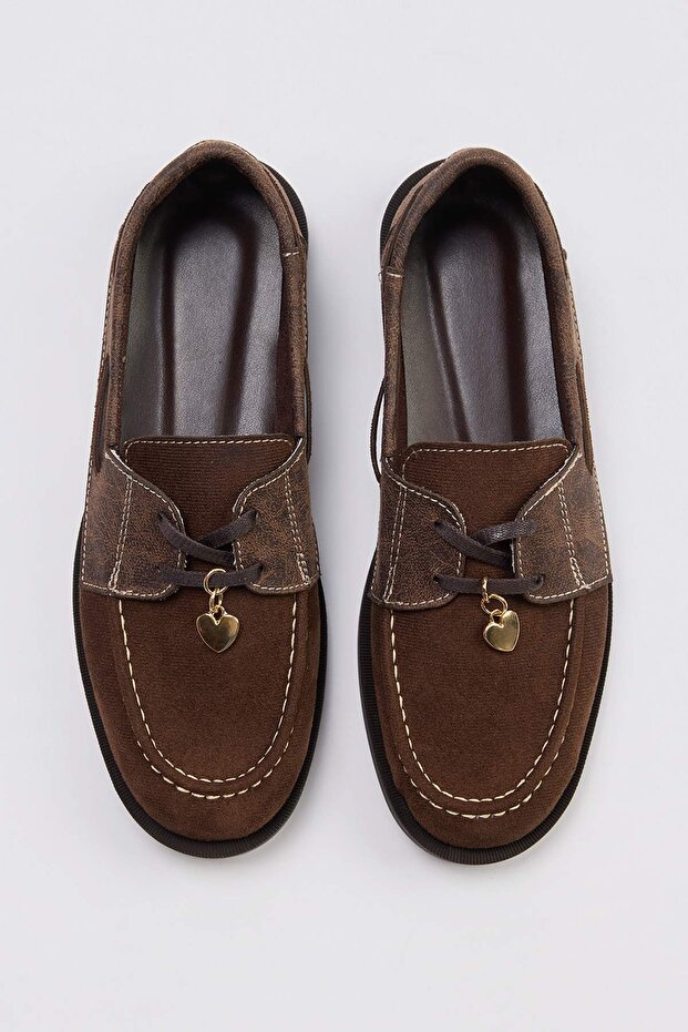 Kahverengi Süet Kalp Charm Detaylı Kadın Loafer TAKSS26LA00008 - 2