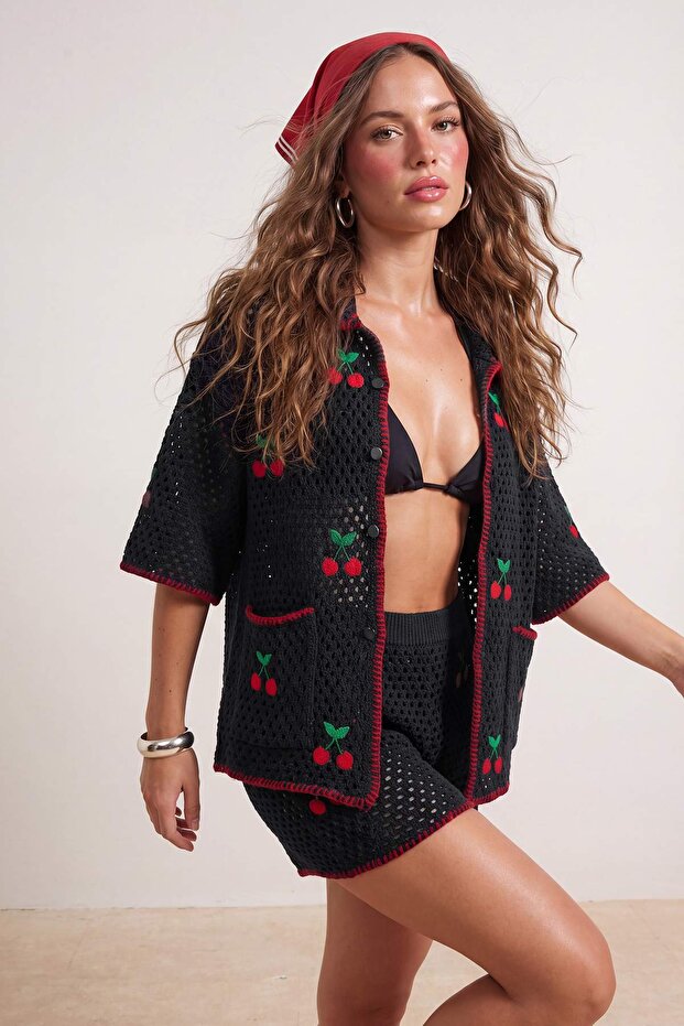 Siyah Triko Oversize Kiraz Motifli 100% Pamuk Plaj Gömlek Şort Takım TBESS26AU00009
