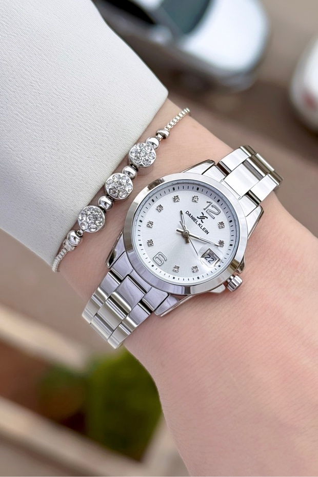 Metallic Color 2 Years Warranty 28 mm Women's Wristwatch