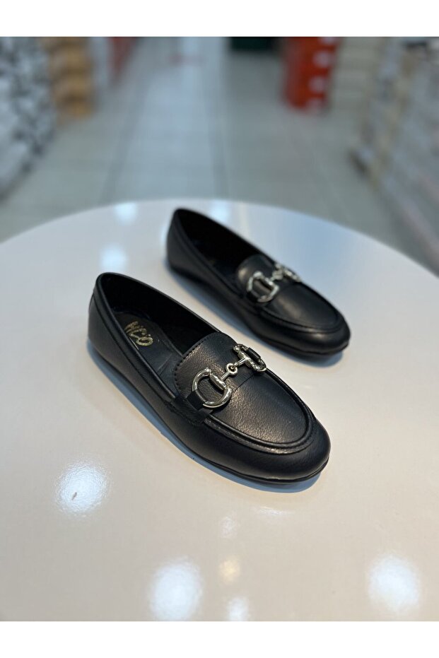 حذاء باليرينا بيضاوي الشكل من Hco بإبزيم يومي