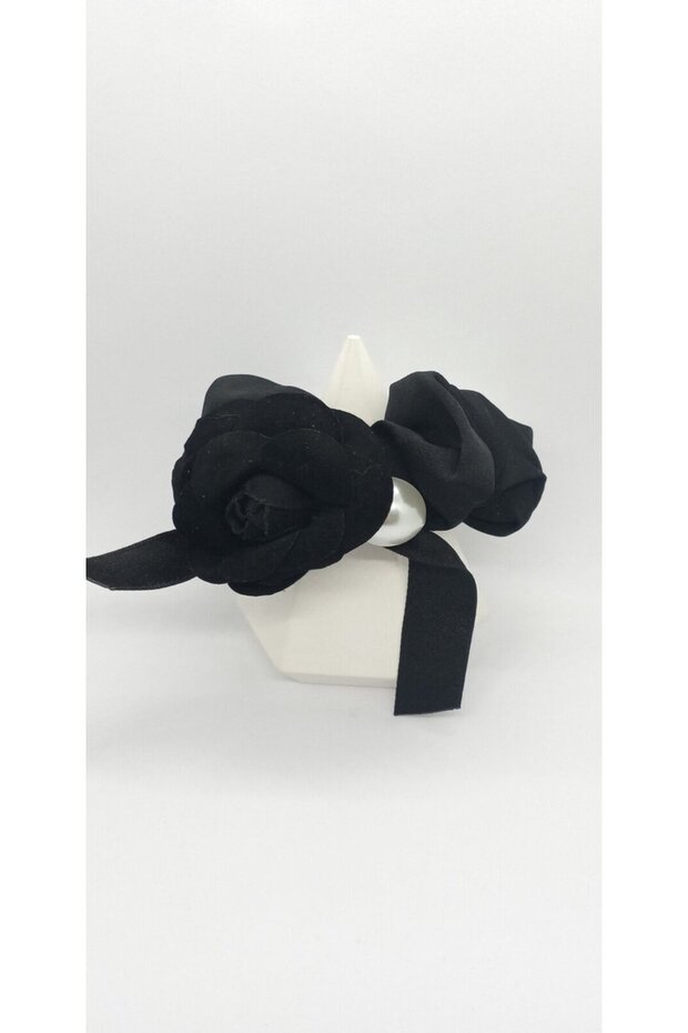 Black Rose and Pearl Detailed Rubber Buckle