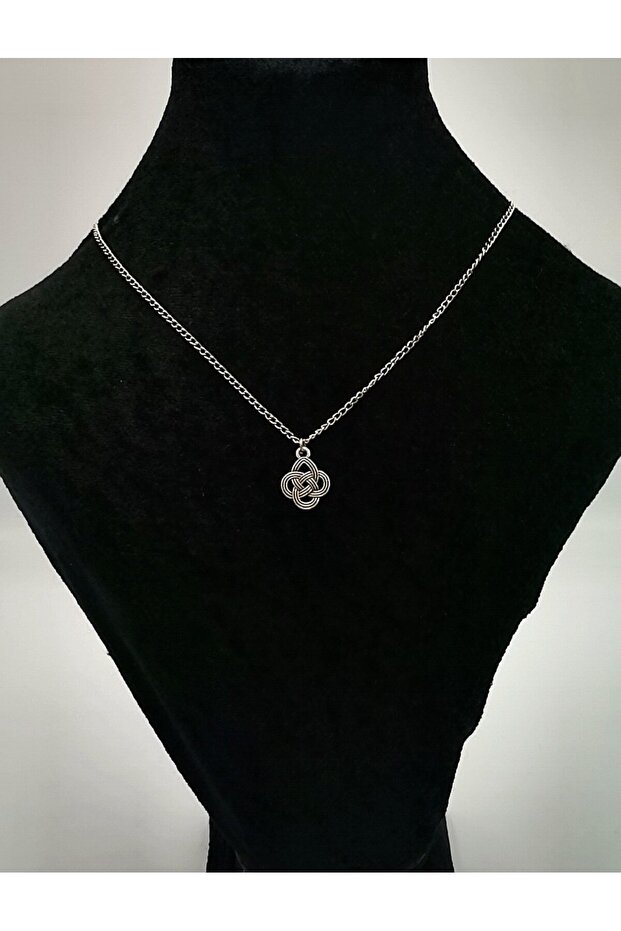Luxury necklace with silver chain figure