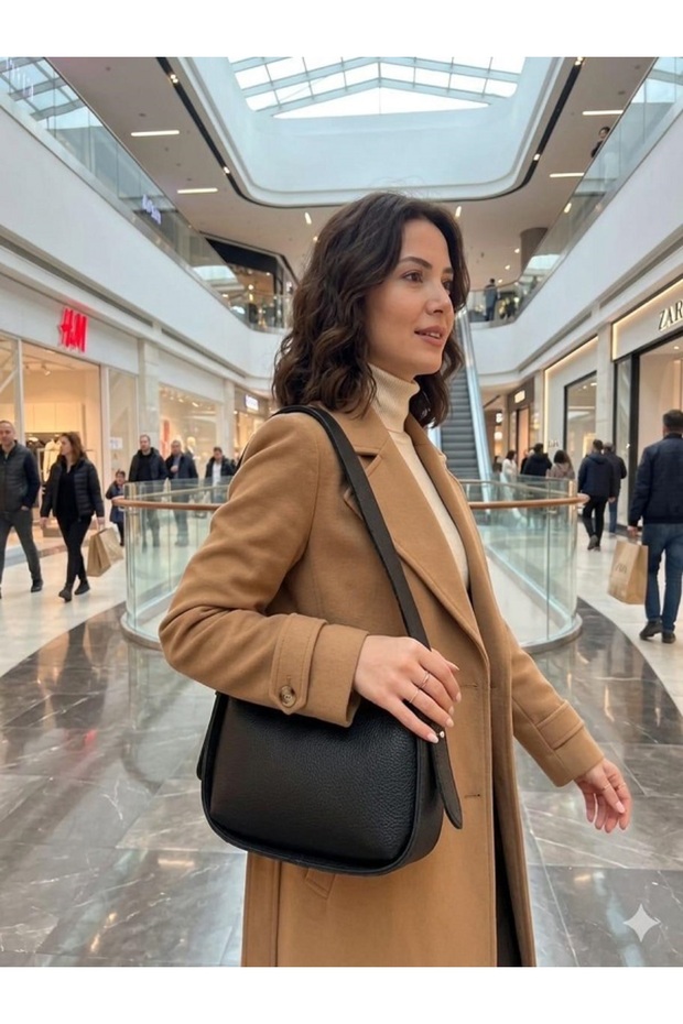 حقيبة باجيت منقوشة باللون الأسود