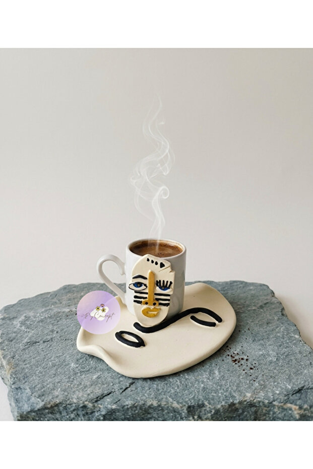 فنجان قهوة تركي بتصميم وجه تجريدي عصري