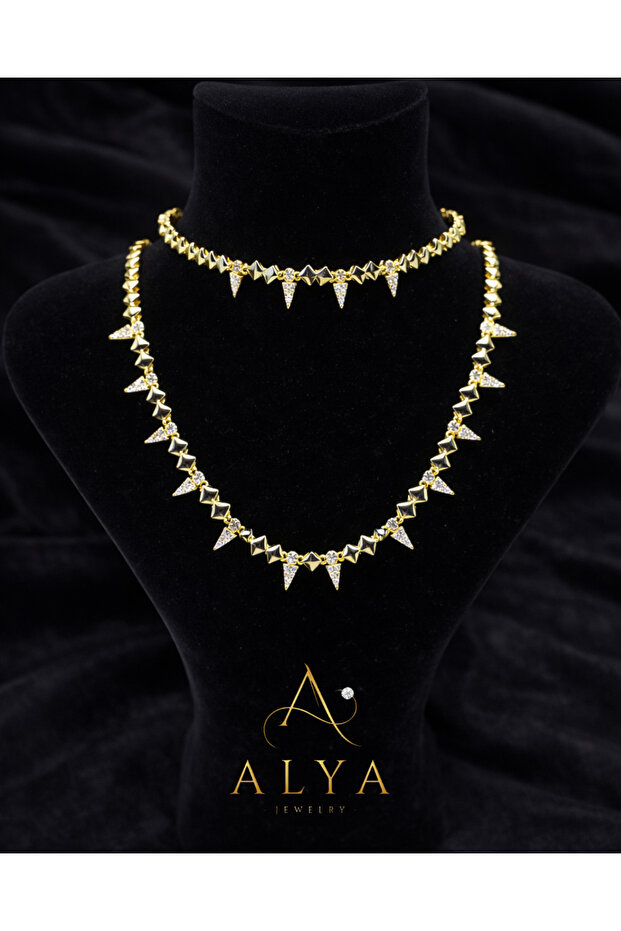 Çivi tasarımlı gold kolye