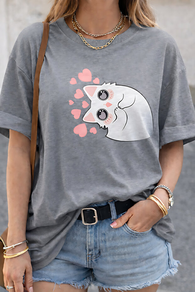 Cute Side Facing Innocent Cat Printed Unisex Oversize T-Shirt - Cotton Crew Neck Casual T-Shirt