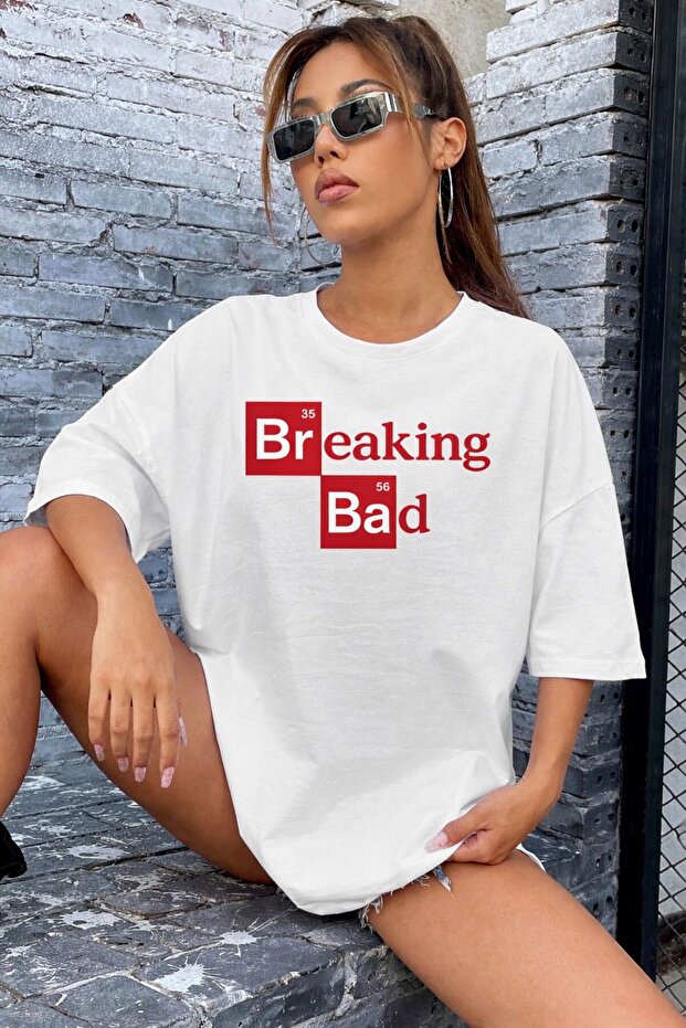 تيشيرت نسائي مطبوع عليه نص BREAKING BED باللون الأبيض