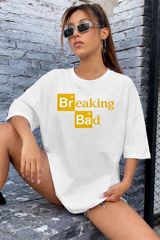 تيشيرت نسائي مطبوع عليه نص BREAKING BED باللون الأبيض