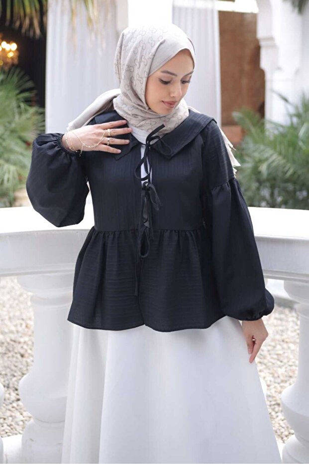 قميص أسود بأكمام مطاطية وربطة أمامية