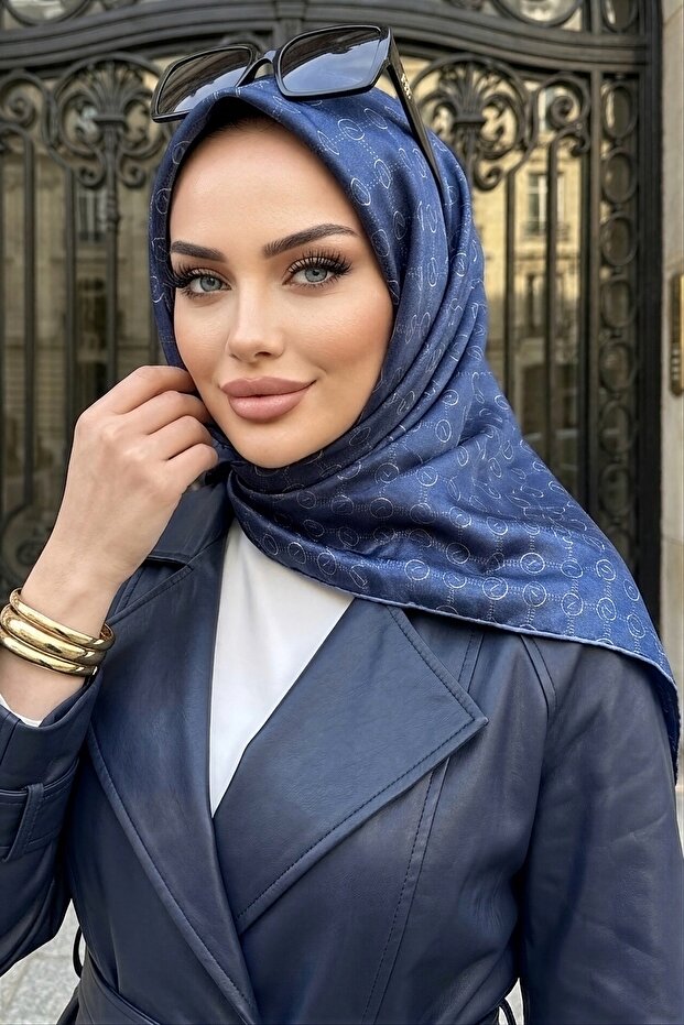 وشاح كريستال من التويل والرايون باللون الأزرق الداكن من تريند ديجيتال