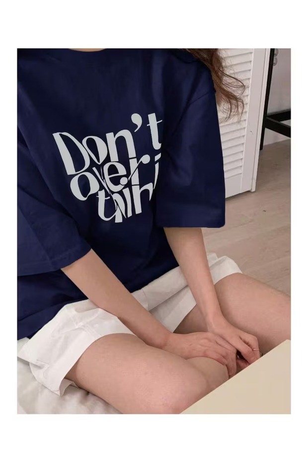 تي شيرت نسائي مطبوع عليه DONT OVER THİNK