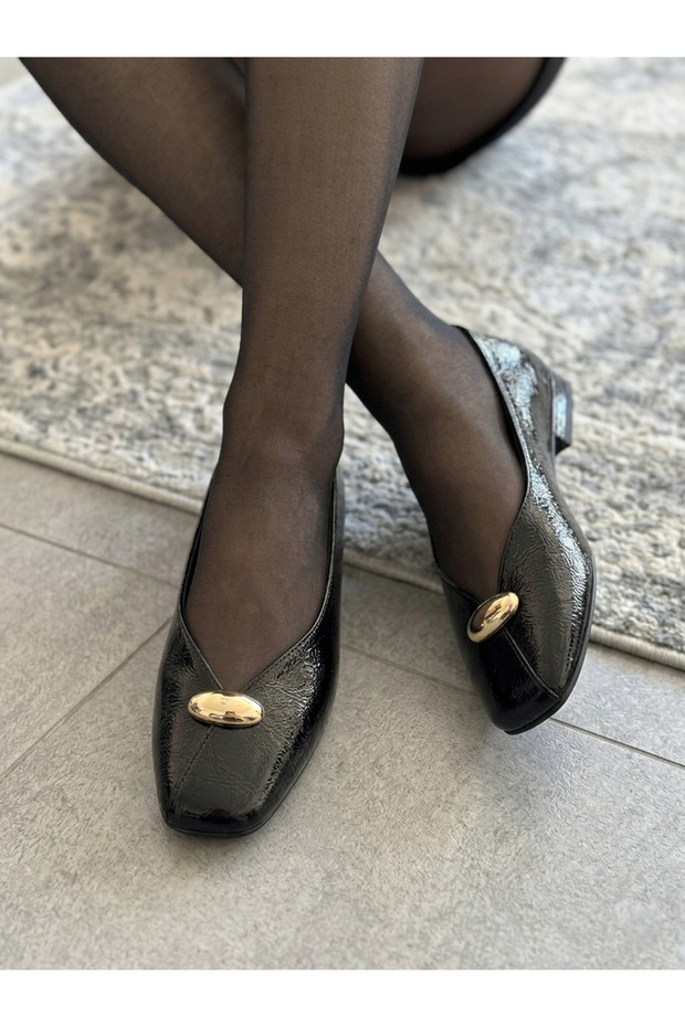 حذاء باليه بتفاصيل أزرار سوداء