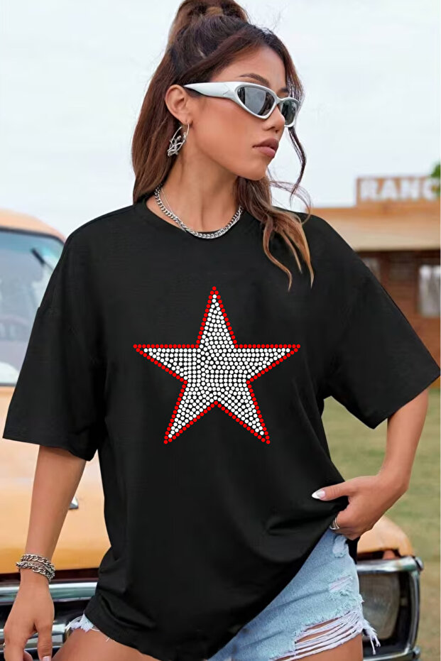 تيشيرت أسود برقبة دائرية وأكمام قصيرة مطبوع عليه SHINING STAR STAR