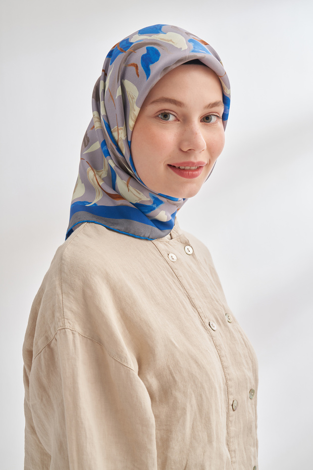 وشاح حرير منقوش من LUNASS - رمادي-ساكس