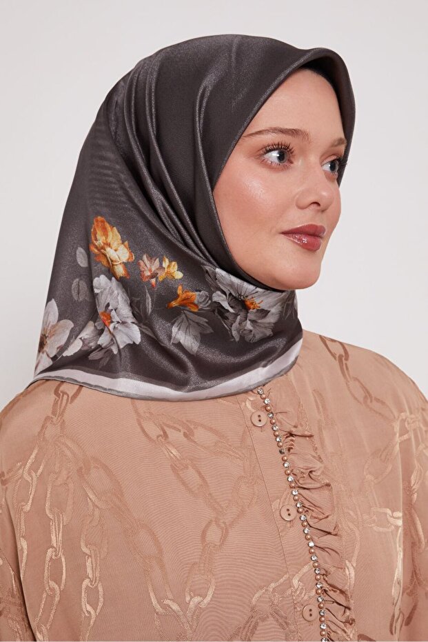 Sparkling Crystal Scarf with a Hollow Center and Floral Rose Edge
