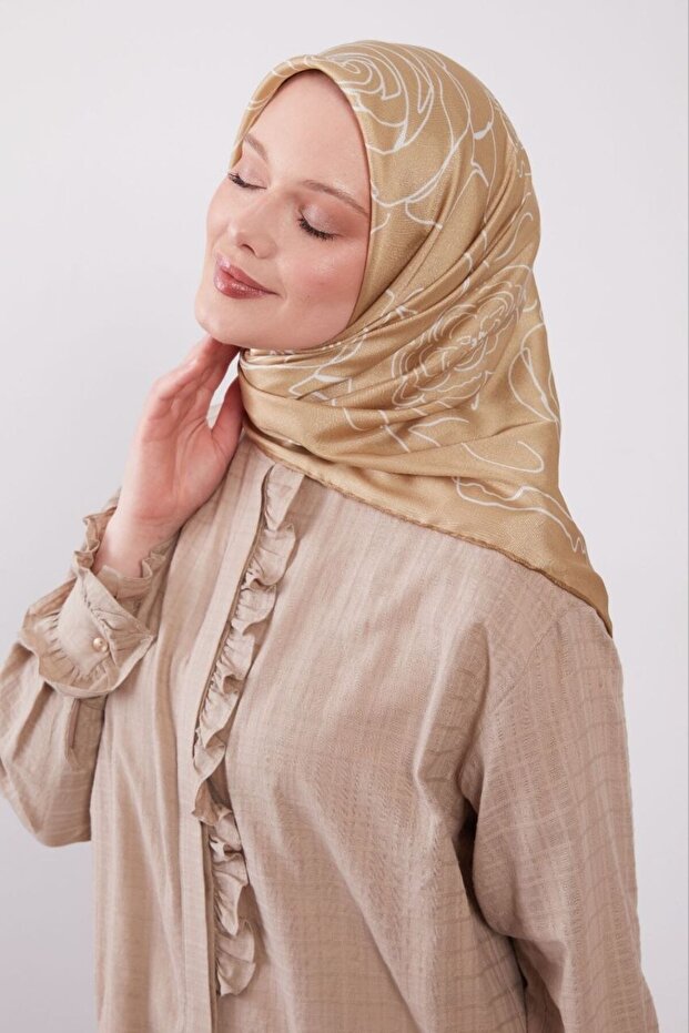 وشاح كريستالي لامع بنمط زهور تجريدي